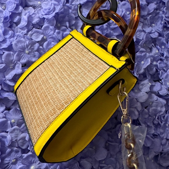 🔥New IN 💡ATTIRE YELLOW CROSSBODY BAG🔥 - Picture 6 of 9